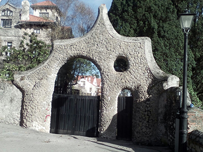 Puerta de los Pájaros Antoni Gaudi